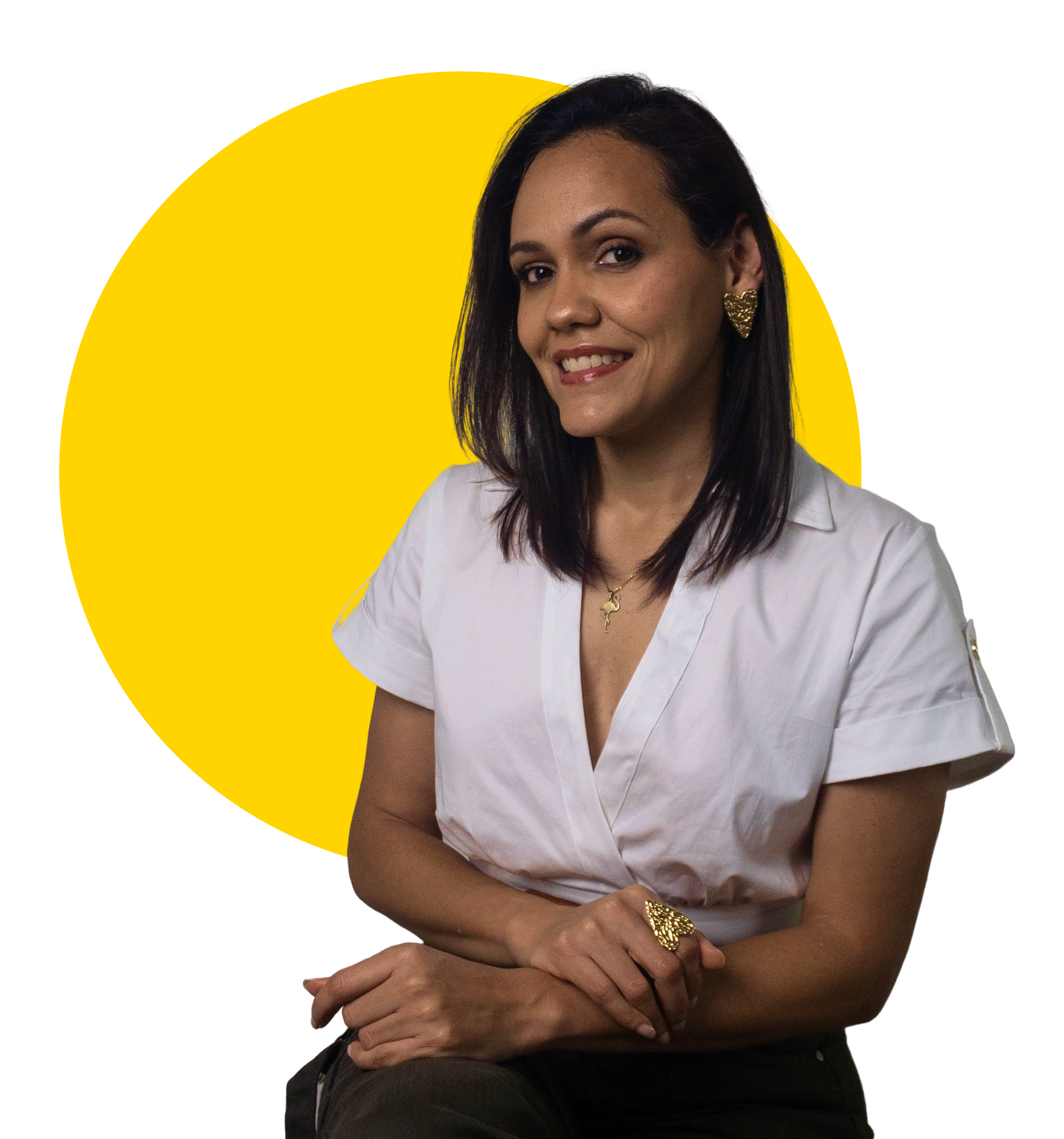 Angie Barrios Sentada de medio lado sobre un fondo con un circulo amarillo