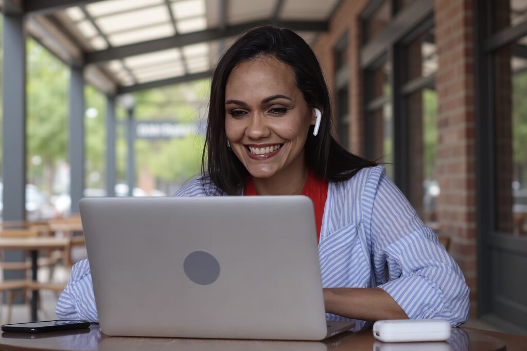 Angie en un café sobre una mesa dando una mentoría 1:1 online